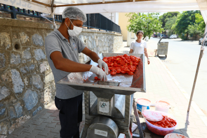 Salça Yapımı Belediyenin Desteği İle Kolaylaşıyor