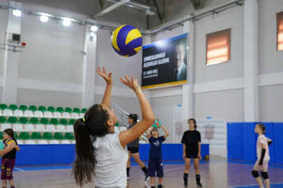 Voleybolun Tekniklerini Tepebaşı'nda Öğreniyorlar