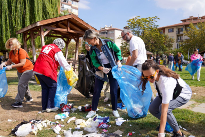 Doğaseverler Dünya Temizlik Günü’nde Çöp Topladı