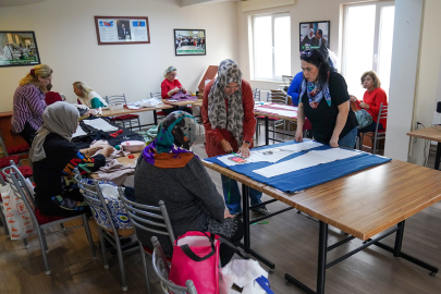 Kadınlar Belde Evlerinde Kendi Kıyafetlerini Üretiyor