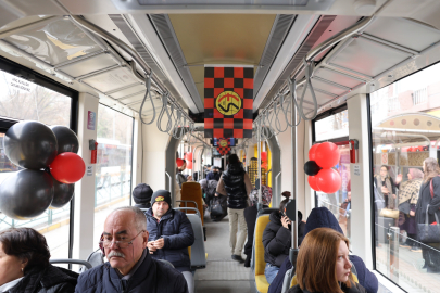 Tramvay ve Otobüsler Bugün Siyah Kırmızı