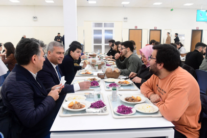 Rektör Adıgüzel Yemekhanede Öğrencilerle Buluştu